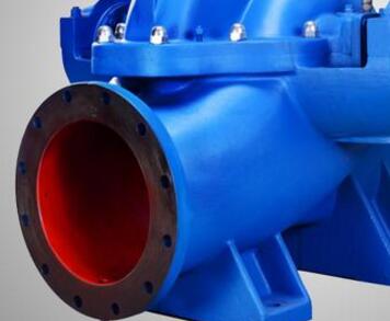 　　雙吸泵裝配填料步驟  　　1、 第一步：先把機封壓蓋的螺栓擰下來卸掉，取出兩端的機封壓蓋。  　　2、 第二步：卸掉泵蓋中開面上的全部螺母，用電葫蘆吊起泵蓋。  　　3、 第三步：再用電葫蘆將整個轉(zhuǎn)子部件吊起，平穩(wěn)放在墊子上。  　　4、 第四步：拆掉軸承體，卸下軸承壓蓋及軸承。(兩端同)  　　5、 第五步：最后拆下機械密封，再根據(jù)裝機封壓蓋止口尺寸加工填料壓蓋的配合尺寸。  　　6、 第六步：再裝上兩端的軸承及鎖緊螺母和軸承體。  　　7、 第七步：再將轉(zhuǎn)子部件吊起放入泵體，保持與原來(拆卸時)的位置一樣。  　　8、 第八步：吊起泵蓋改好，擰緊螺母。  　　9、 第九步：裝填料，將填料裝入原來安裝機封的位置，前面兩根填料再放填料環(huán)，后面再放3根填料用填料壓蓋壓緊并用螺母鎖緊即可。裝配完畢